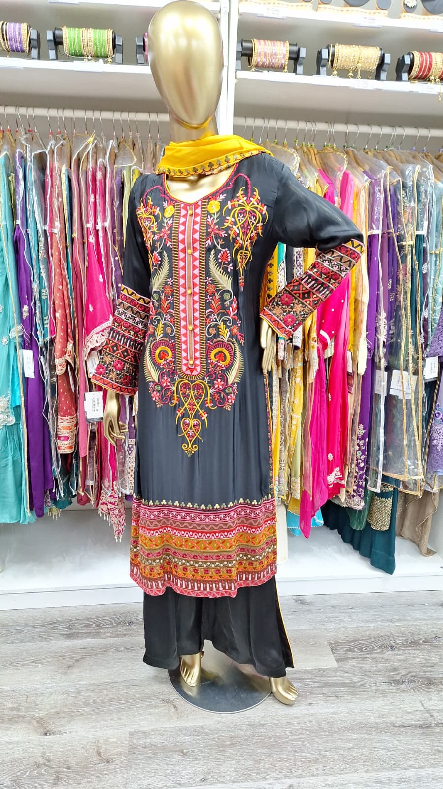 Festive Charm in Black & Gold