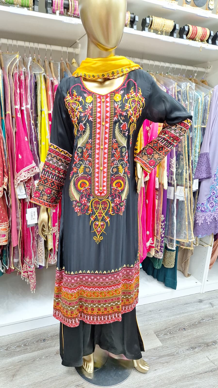 Festive Charm in Black & Gold