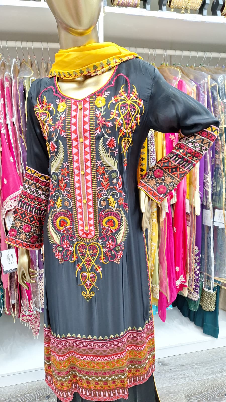 Festive Charm in Black & Gold