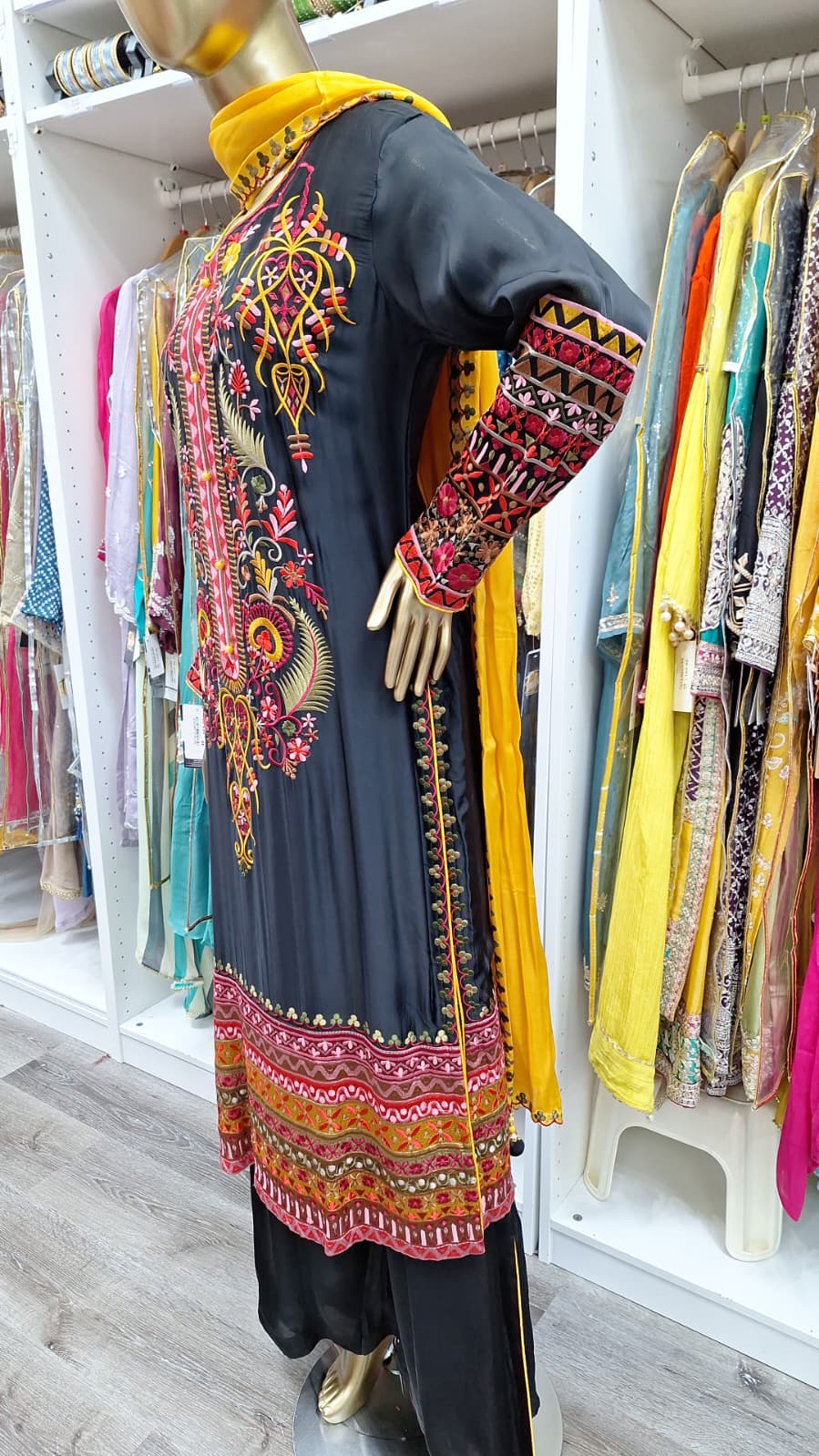 Festive Charm in Black & Gold